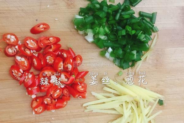 口蘑鲫鱼汤的做法图解2