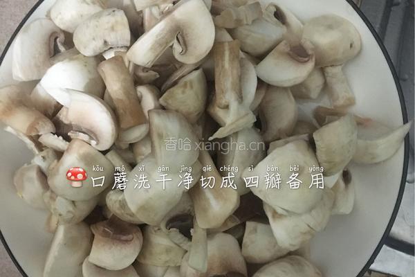 口蘑鲫鱼汤的做法图解3