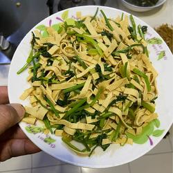 芫荽炒豆腐皮的做法[图]