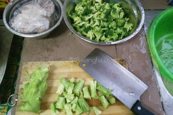 花椰菜炒肉的做法图解2
