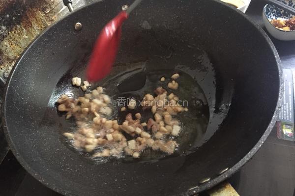 酸菜肉丁的做法图解1