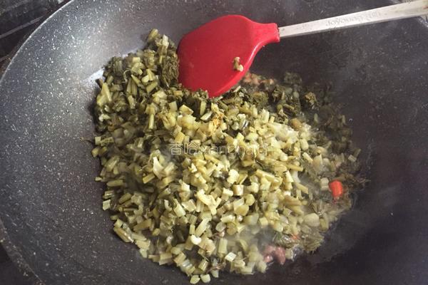 酸菜肉丁的做法图解3