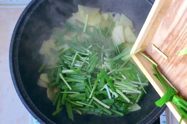 土豆片炒韭菜的做法图解9