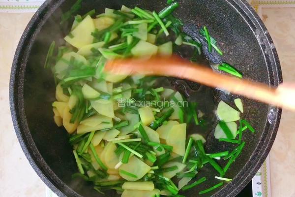 土豆片炒韭菜的做法图解10