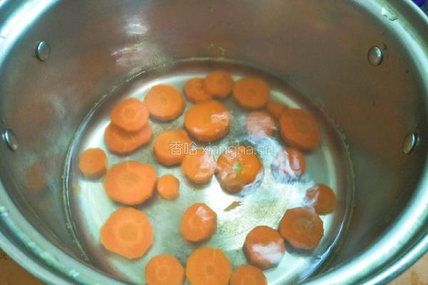红萝卜虾肉肠的做法图解2