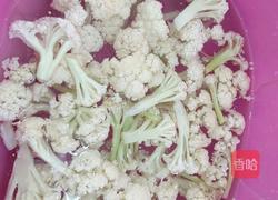 猪肉炒菜花的做法图解1
