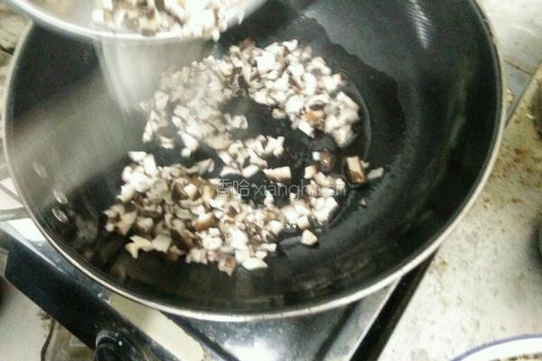 自制香菇酱也可作为香菇肉馅包饺子的做法图解4