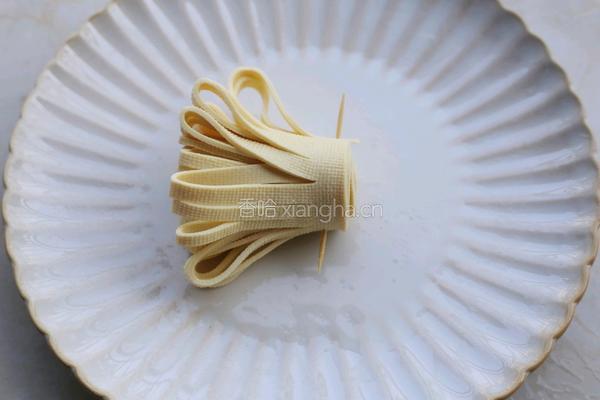 凉拌豆皮版花开富贵的做法图解7