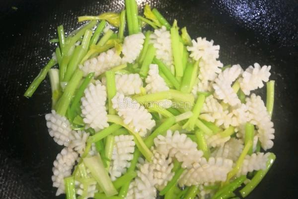 鱿鱼炒芹菜的做法图解3