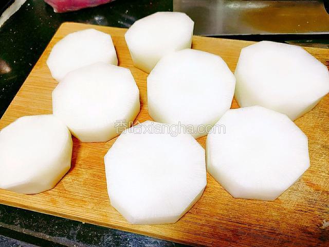 将白萝卜削皮，切成5厘米左右厚度的圆柱形