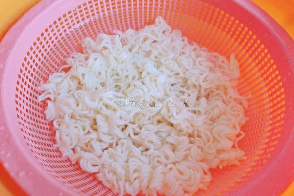 香肠鸡蛋炒面的做法图解3