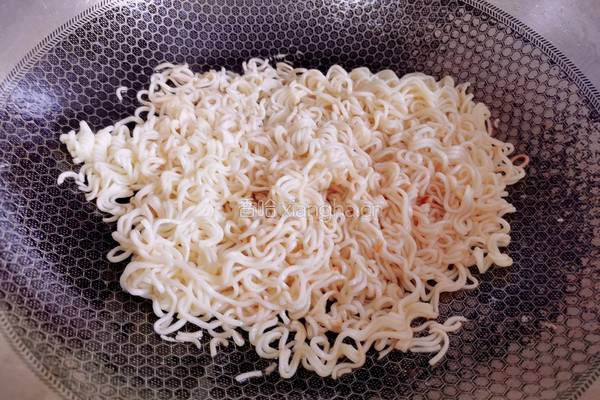 香肠鸡蛋炒面的做法图解10