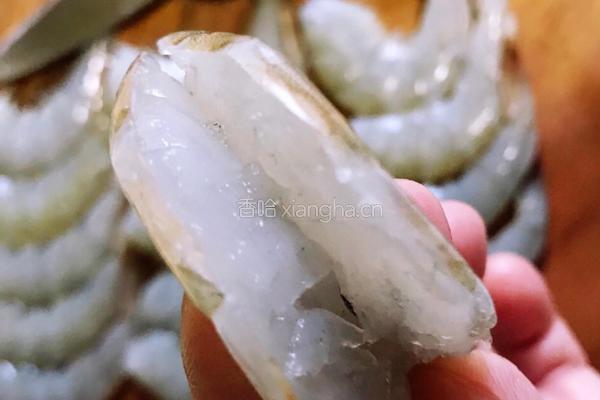 咸鸭蛋黄炒青虾的做法图解2