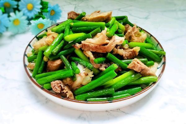 蒜苔炒熟肉的做法图解9