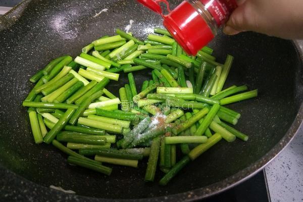 蒜苔炒熟肉的做法图解4