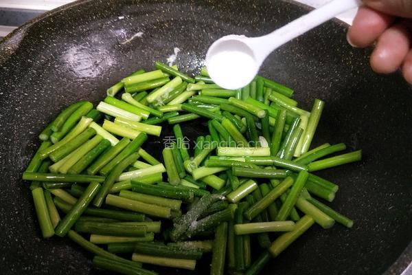 蒜苔炒熟肉的做法图解3