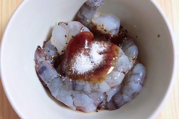 菠萝虾仁炒饭的做法图解4