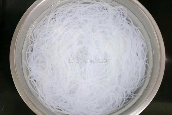 蒜蓉粉丝娃娃菜的做法图解1