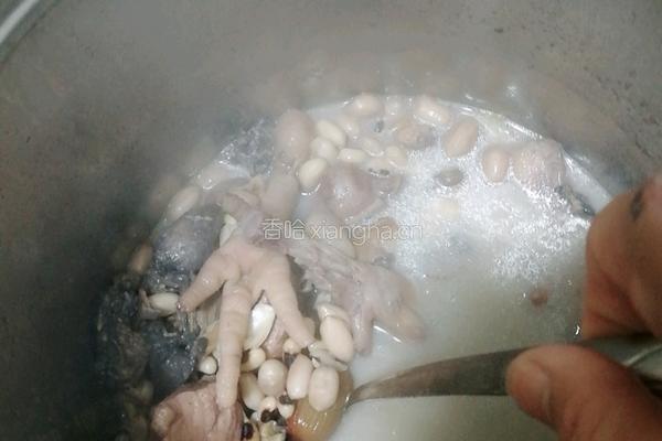眉豆花生鸡脚河蚌汤的做法图解6