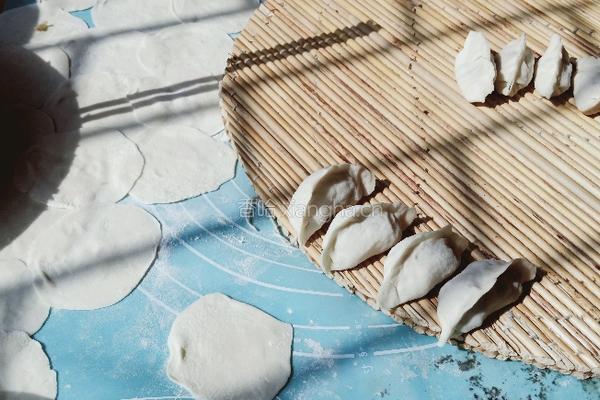 猪肉红薯粉丝水煎饺的做法图解6