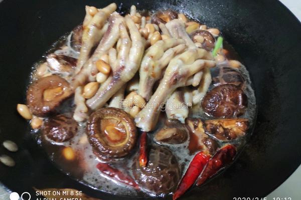 鲍汁花菇焖凤爪的做法图解8
