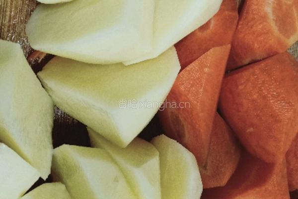 抗疫简餐胡萝卜土豆双蒸的做法图解2