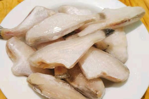 干烧耗儿鱼的做法图解1