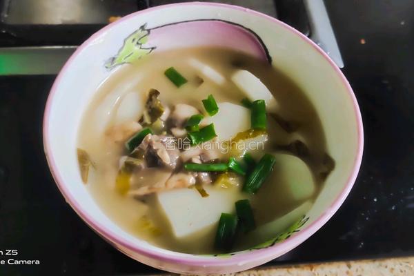 咸菜肉丝蘑菇年糕汤的做法图解1