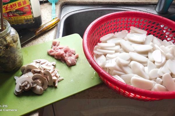 咸菜肉丝蘑菇年糕汤的做法图解2
