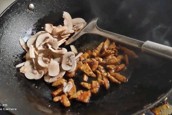 咸菜肉丝蘑菇年糕汤的做法图解4