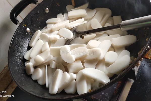 咸菜肉丝蘑菇年糕汤的做法图解6