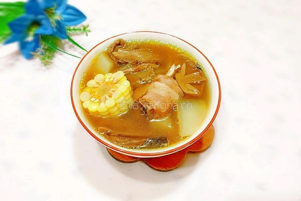 大脚菌玉米鸡汤的做法图解1