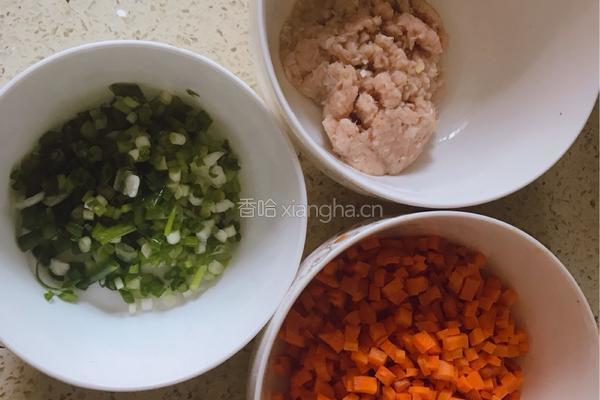 胡萝卜鸡肉葱花包的做法图解1