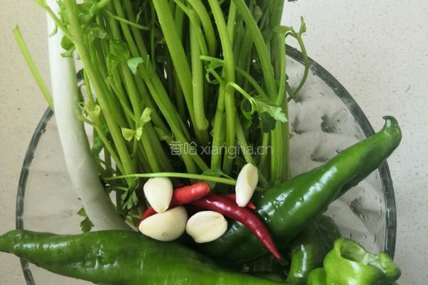 芹菜炒肉的做法图解2