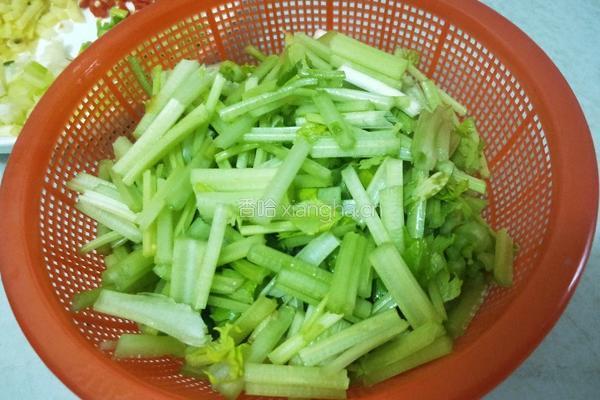 芹菜炒银耳的做法图解2
