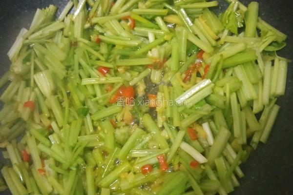 芹菜炒银耳的做法图解5