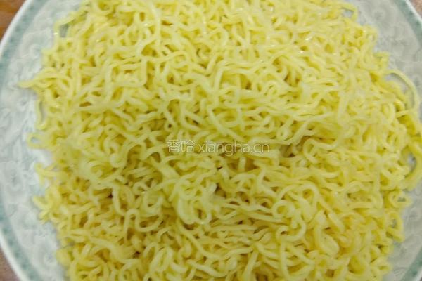 豆芽鸡蛋炒面的做法图解1