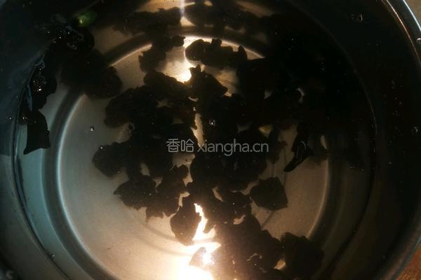 木耳炒香菇的做法图解2