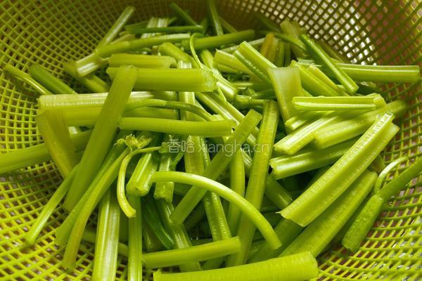 腐竹炒芹菜的做法图解1