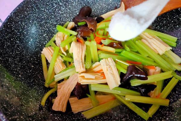 腐竹炒芹菜的做法图解6