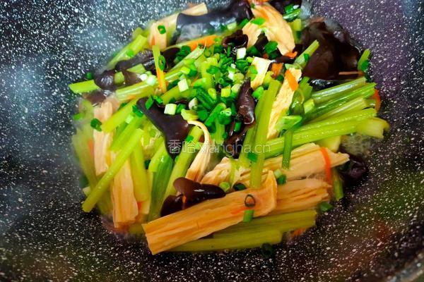 腐竹炒芹菜的做法图解7