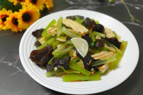 腐竹炒芹菜的做法图解8