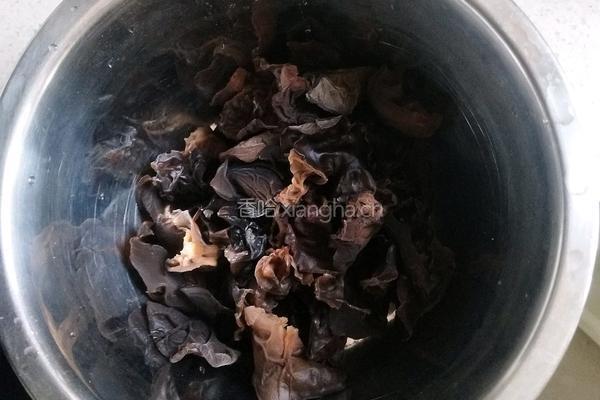 白菜片炒木耳的做法图解3