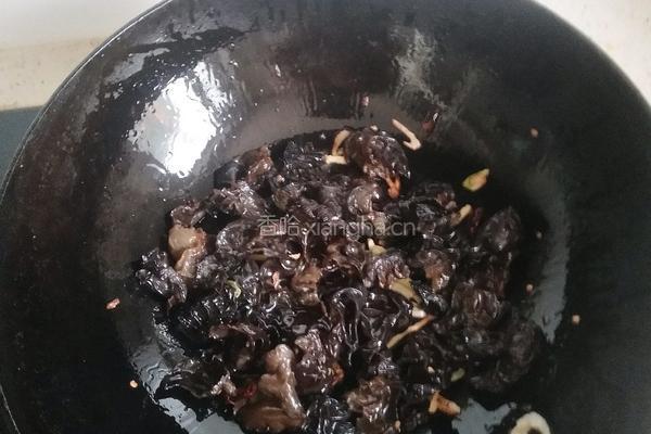 白菜片炒木耳的做法图解5
