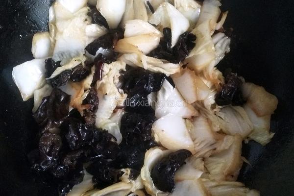 白菜片炒木耳的做法图解6