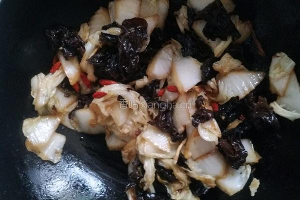 白菜片炒木耳的做法图解7