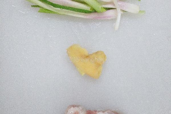 炸香味猪肉的做法图解1