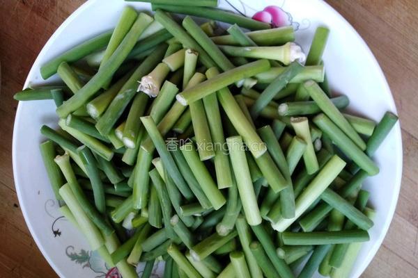 蒜苔炒肉的做法图解1