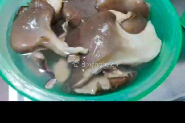 能吃出肉味的香酥平菇的做法图解1
