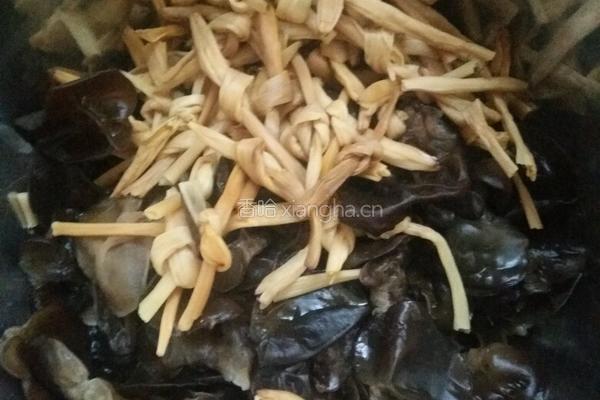 炖四宝（香菇木耳黄花腐竹）的做法图解1
